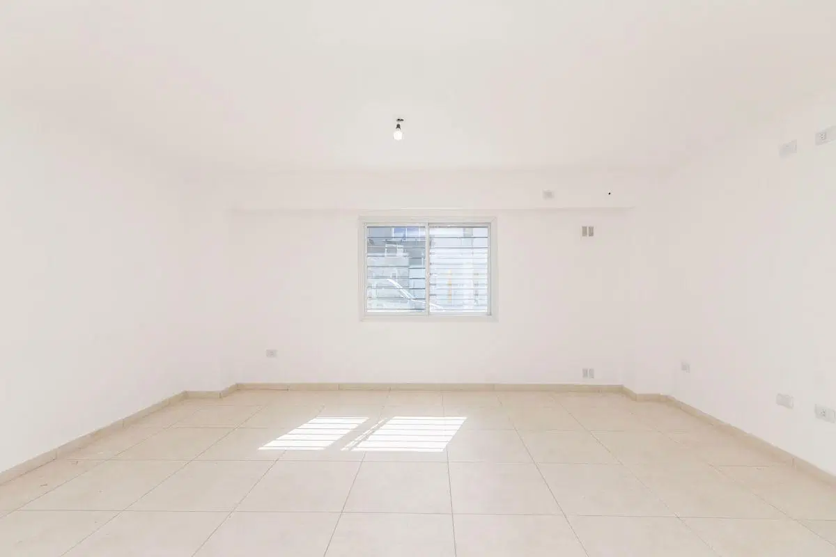 HERMOSO DEPTO 2 AMB A ESTRENAR EN P.B. CON COCHERA, EN EXCELENTE UBICACIÓN, A MTS DE AV. YRIGOYEN 3
