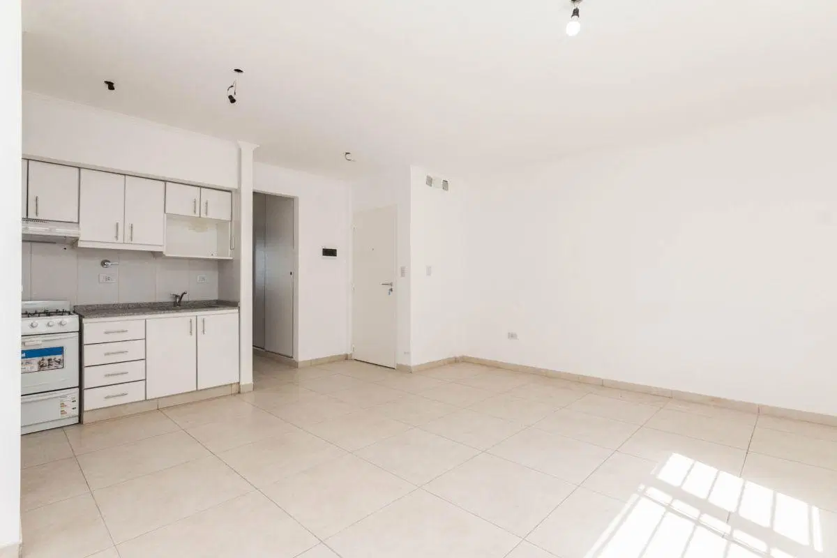 HERMOSO DEPTO 2 AMB A ESTRENAR EN P.B. CON COCHERA, EN EXCELENTE UBICACIÓN, A MTS DE AV. YRIGOYEN 5