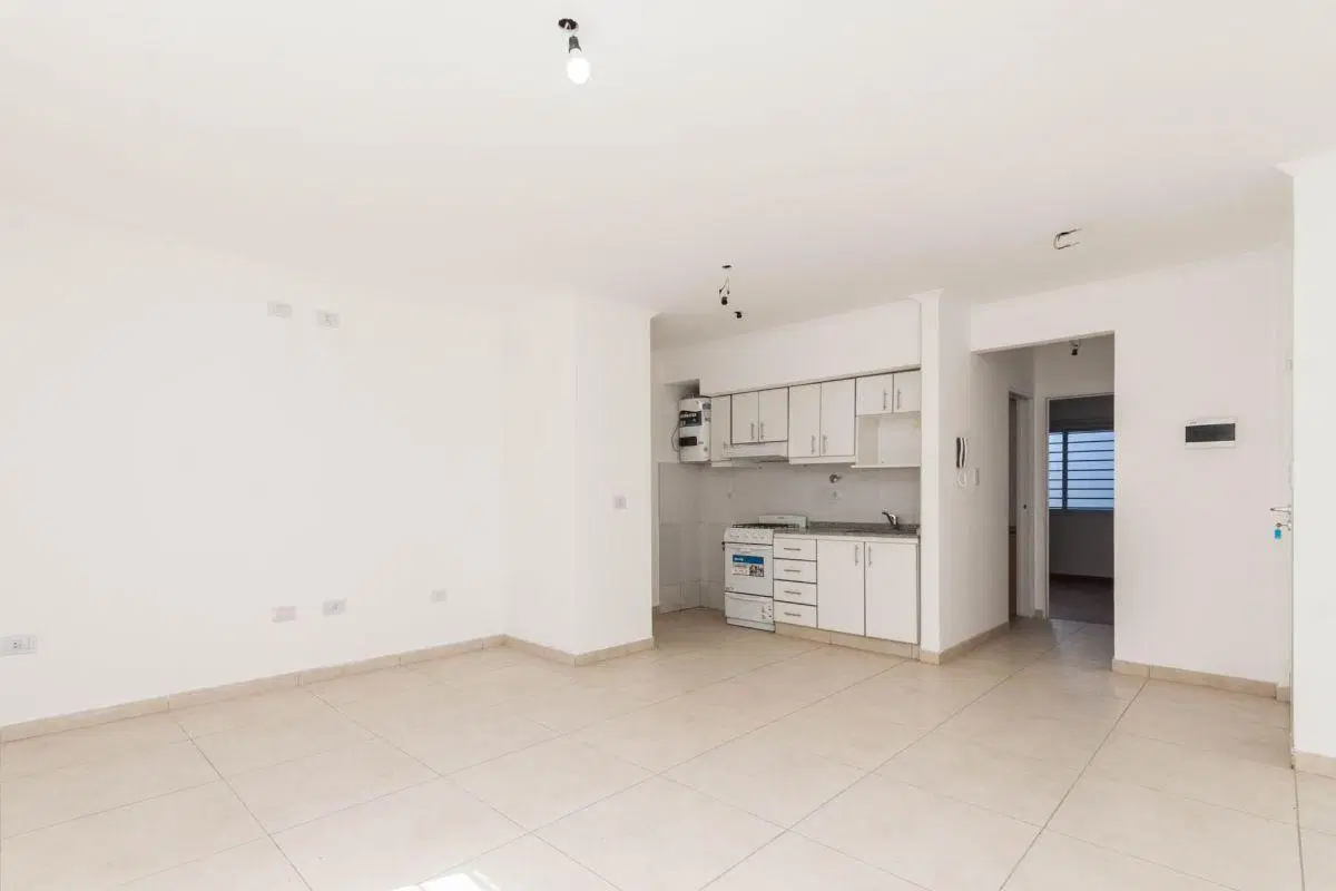 HERMOSO DEPTO 2 AMB A ESTRENAR EN P.B. CON COCHERA, EN EXCELENTE UBICACIÓN, A MTS DE AV. YRIGOYEN 4