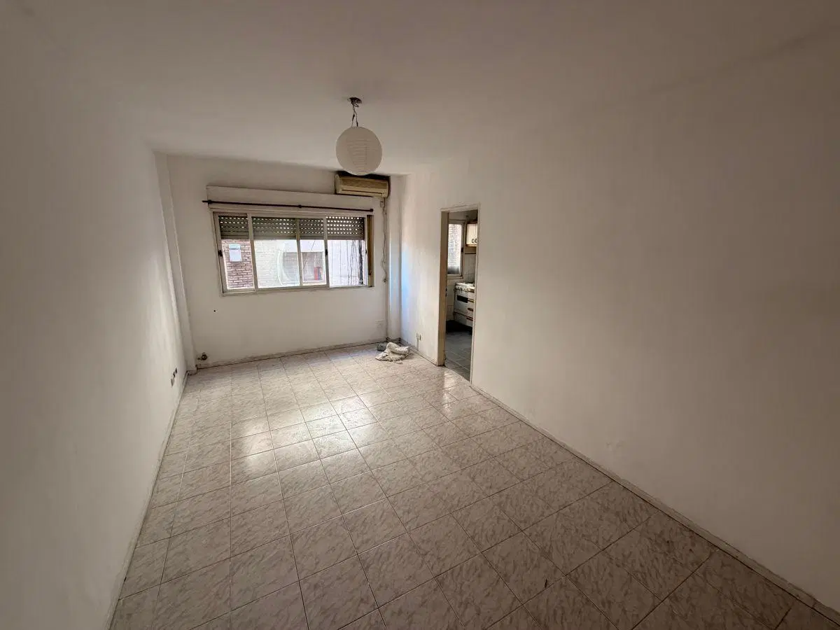 DEPARTAMENTO 2 AMBIENTES EN EXCELENTE UBICACIÓN, A METROS DE AV. YRIGOYEN 4