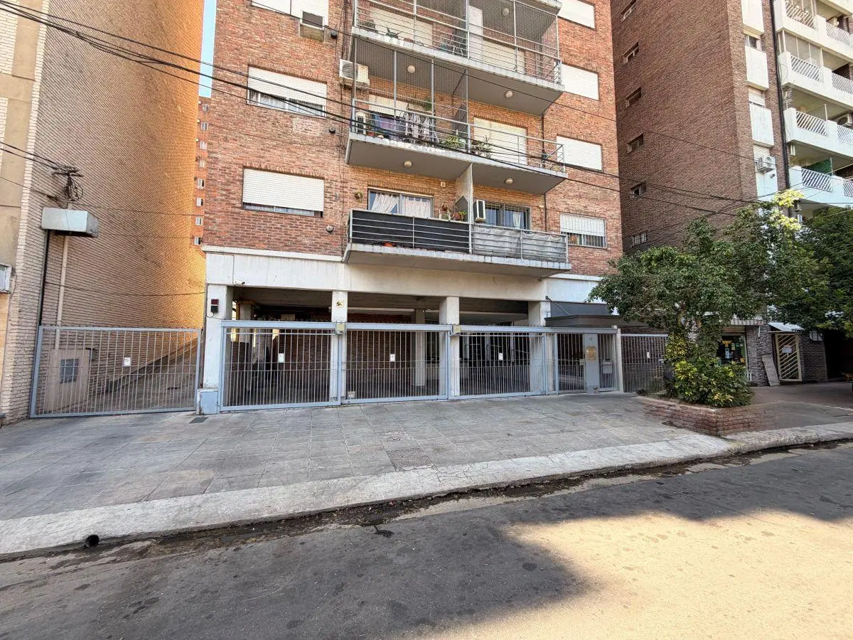 DEPARTAMENTO 2 AMBIENTES EN EXCELENTE UBICACIÓN, A METROS DE AV. YRIGOYEN 2