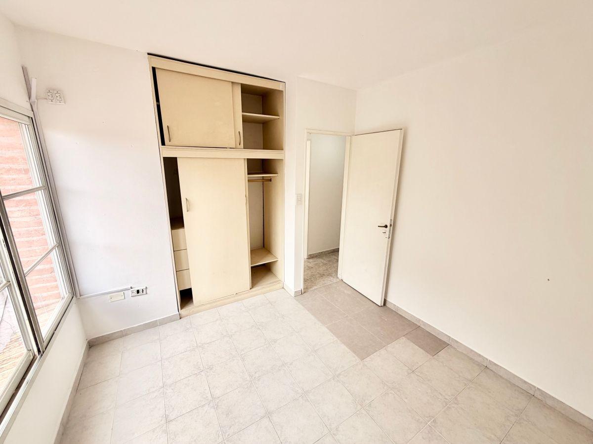 Foto de IMPECABLE DEPARTAMENTO 3 AMBIENTES CON BALCON, A METROS DE AV HIPOLITO, imagen 4