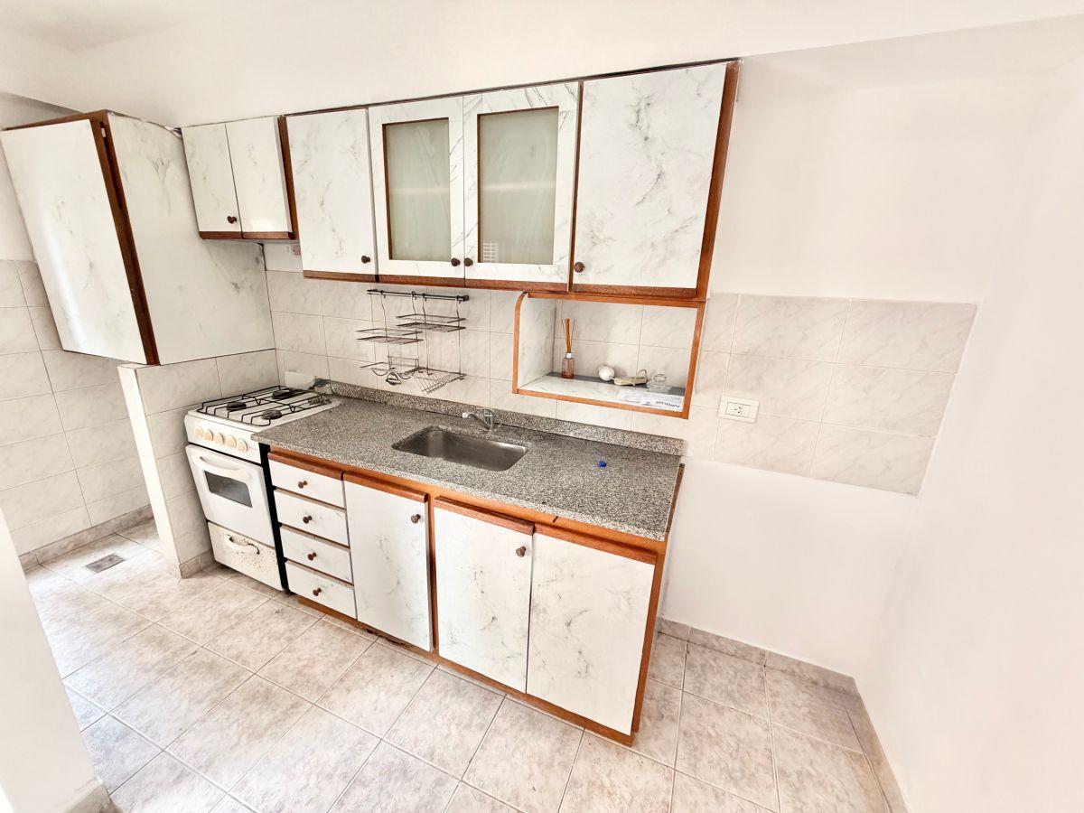 Foto de IMPECABLE DEPARTAMENTO 3 AMBIENTES CON BALCON, A METROS DE AV HIPOLITO, imagen 3