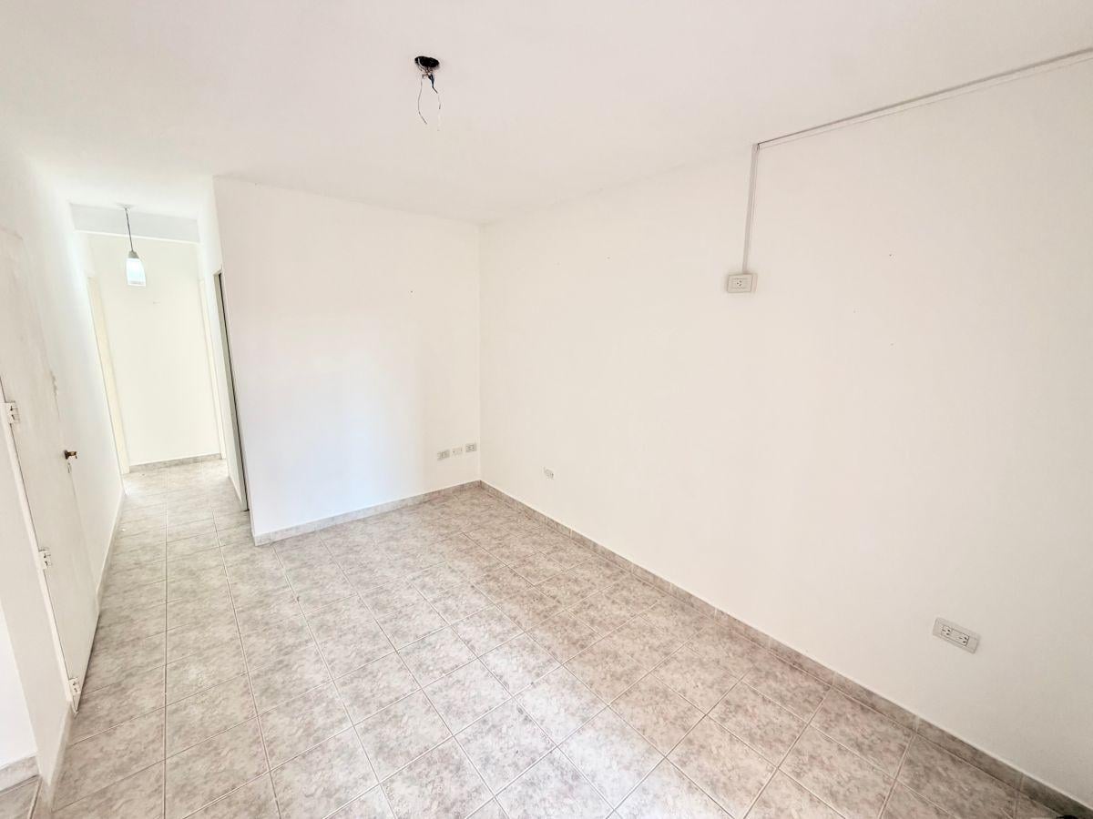Foto de IMPECABLE DEPARTAMENTO 3 AMBIENTES CON BALCON, A METROS DE AV HIPOLITO, imagen 5