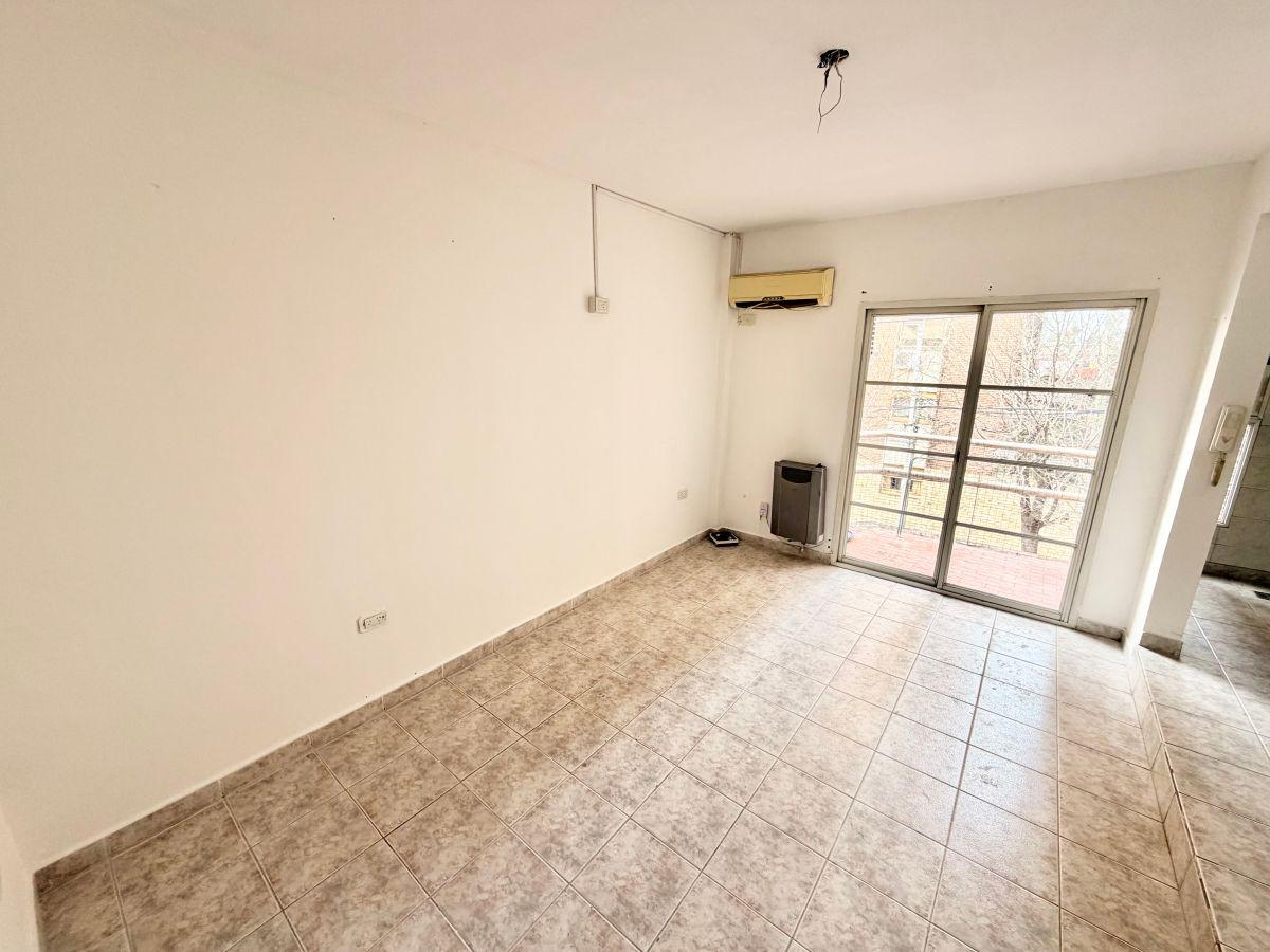 Foto de IMPECABLE DEPARTAMENTO 3 AMBIENTES CON BALCON, A METROS DE AV HIPOLITO, imagen 2