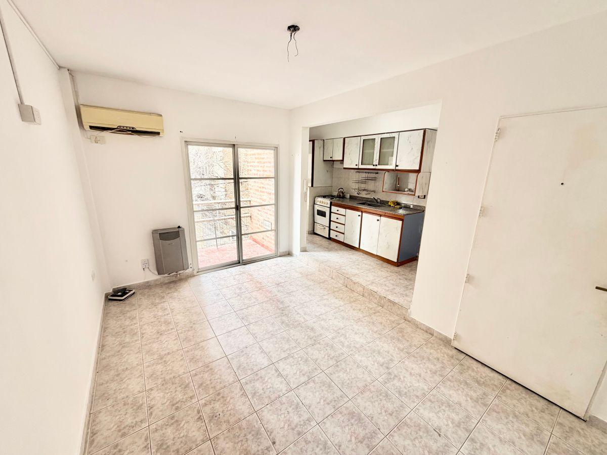 Foto de IMPECABLE DEPARTAMENTO 3 AMBIENTES CON BALCON, A METROS DE AV HIPOLITO, imagen 1