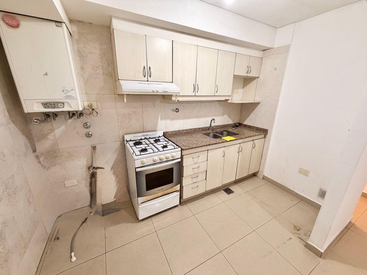 Foto de EXCELENTE DEPARTAMENTO 2 AMBIENTES CON SUM, A METROS DE AV. YRIGOYEN, imagen 4