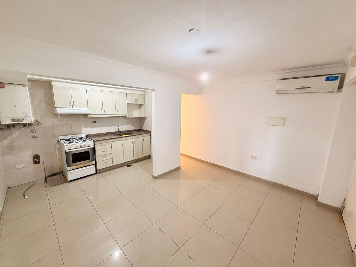 Foto de EXCELENTE DEPARTAMENTO 2 AMBIENTES CON SUM, A METROS DE AV. YRIGOYEN, imagen 2