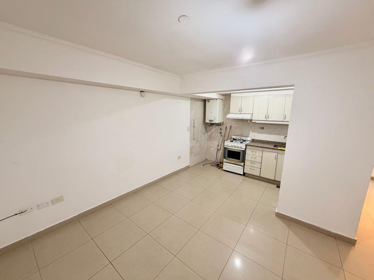 Foto de EXCELENTE DEPARTAMENTO 2 AMBIENTES CON SUM, A METROS DE AV. YRIGOYEN, imagen 1