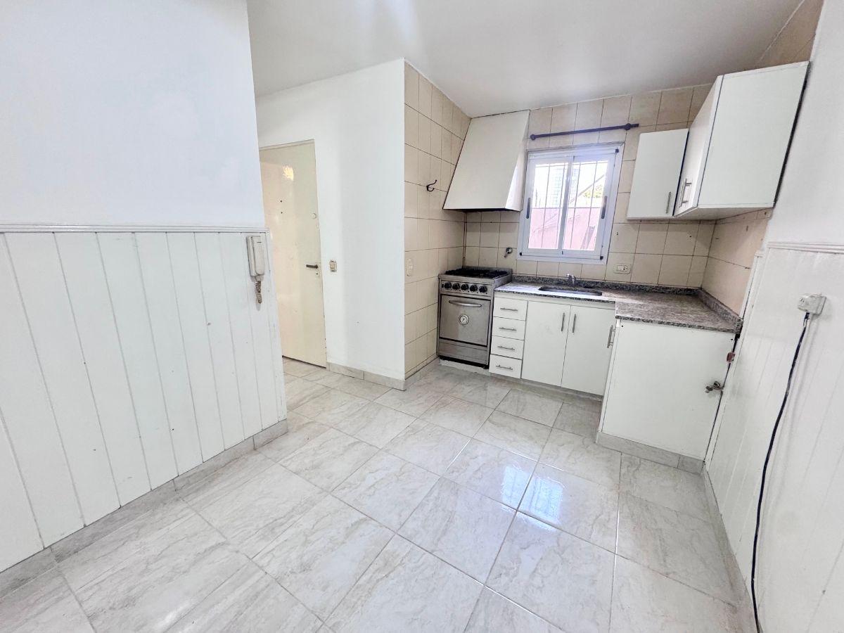 Foto de HERMOSO DEPARTAMENTO 3 AMBIENTES EN PRIMER PISO, EN PLENO CENTRO DE, imagen 2