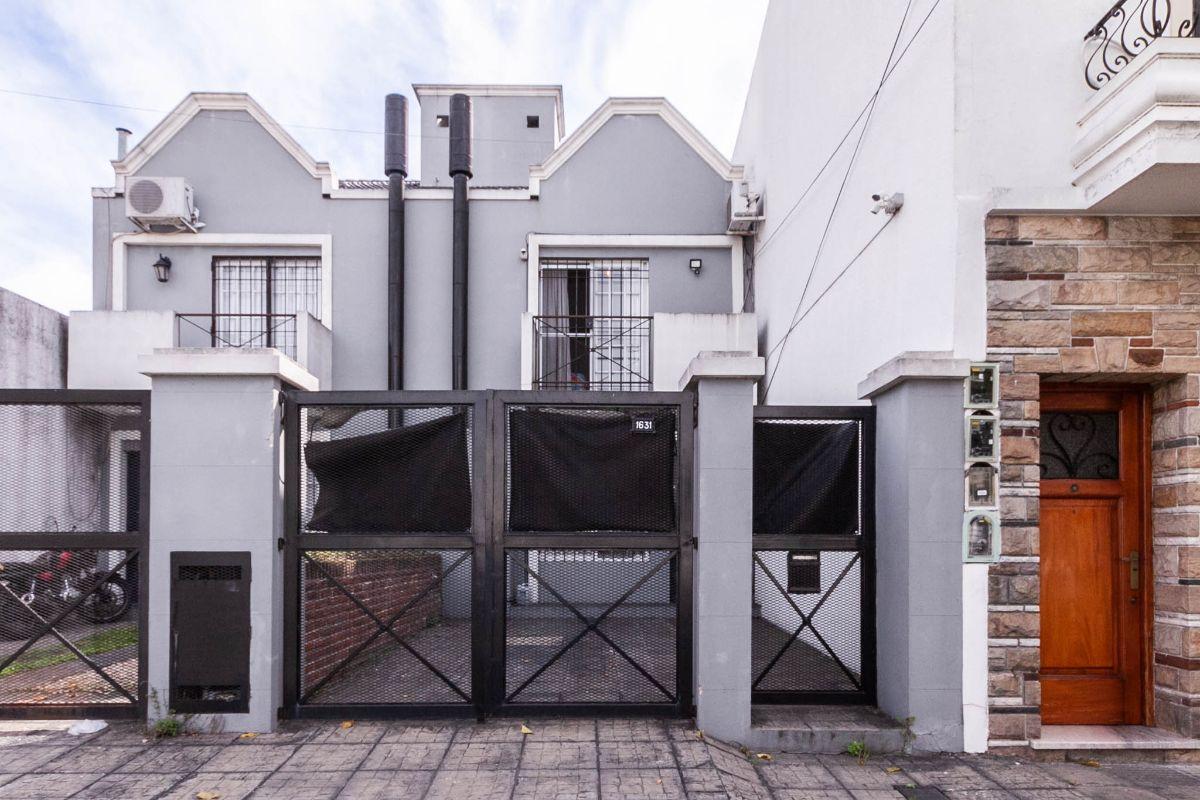 Foto de TRIPLEX 4 AMBIENTES CON GARAGE Y PATIO EN EXCELENTE ESTADO Y UBICACIÓN, imagen 1