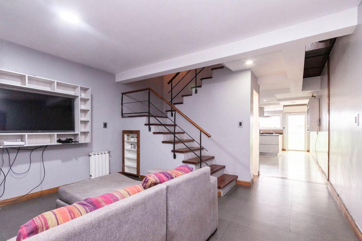 Foto de TRIPLEX 4 AMBIENTES CON GARAGE Y PATIO EN EXCELENTE ESTADO Y UBICACIÓN, imagen 2