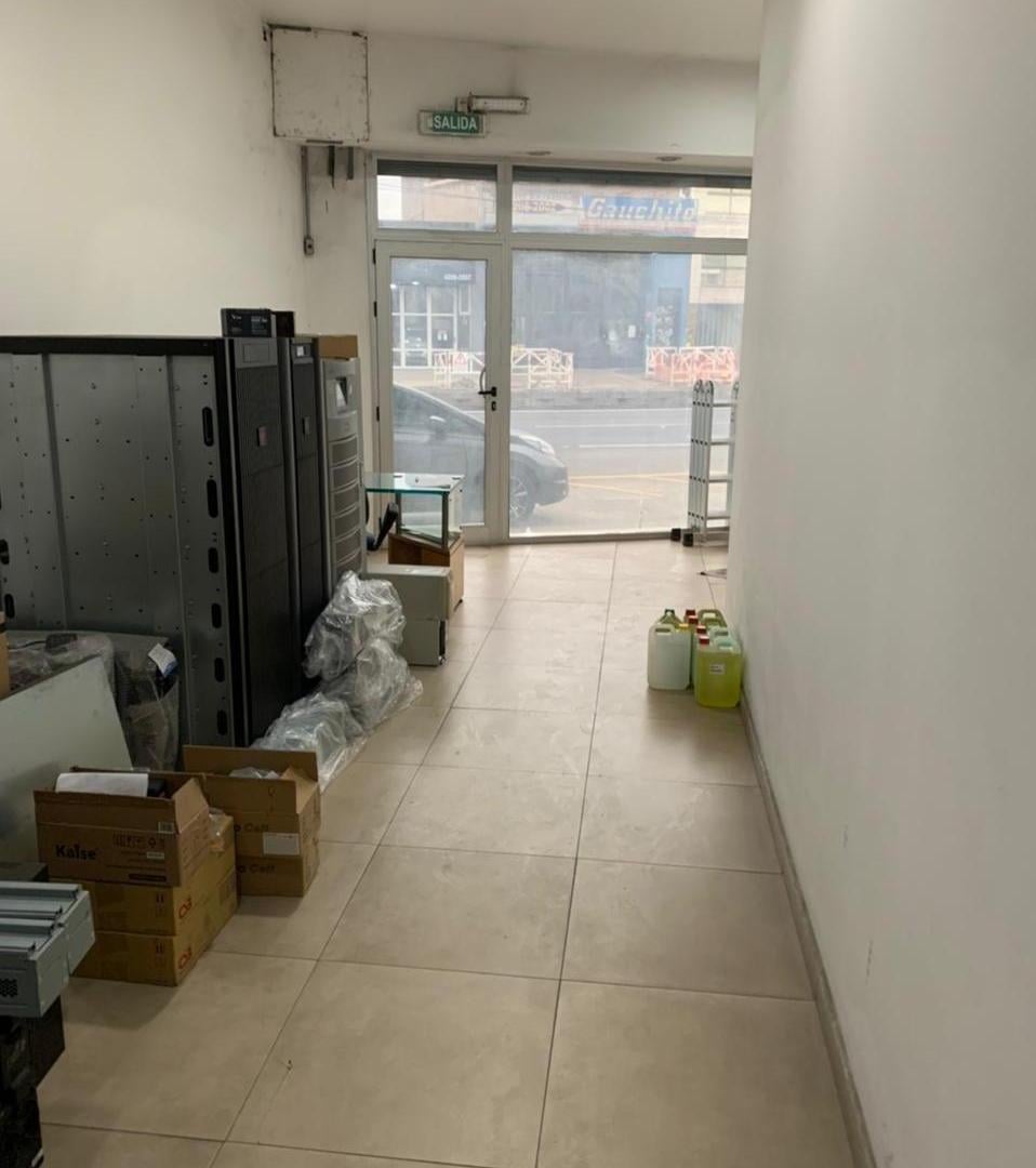 Foto de Excelente Local + Deposito + Oficinas S/av. Yrigoyen en Excelente, imagen 2