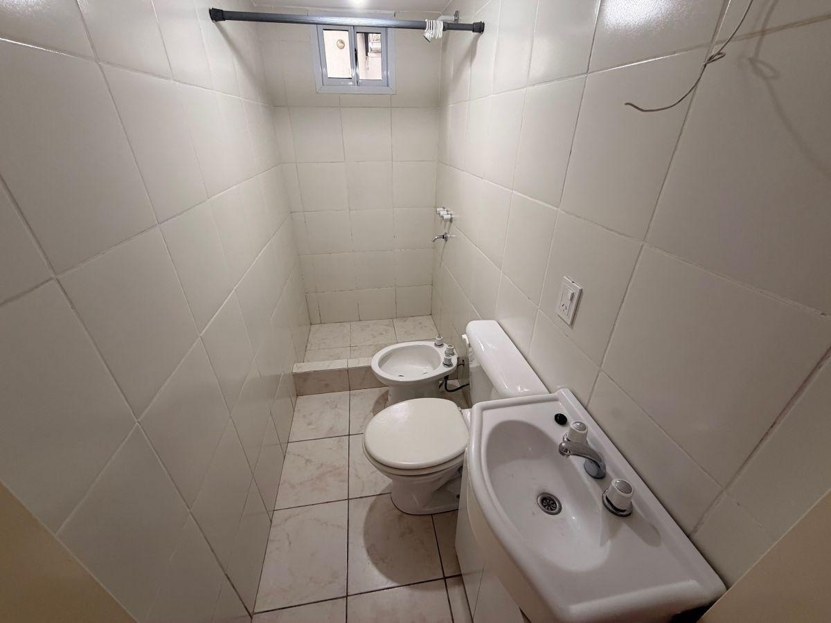 Foto de Excelente Monoambiente con Pequeño Patio, Totalmente Amoblado y, imagen 2