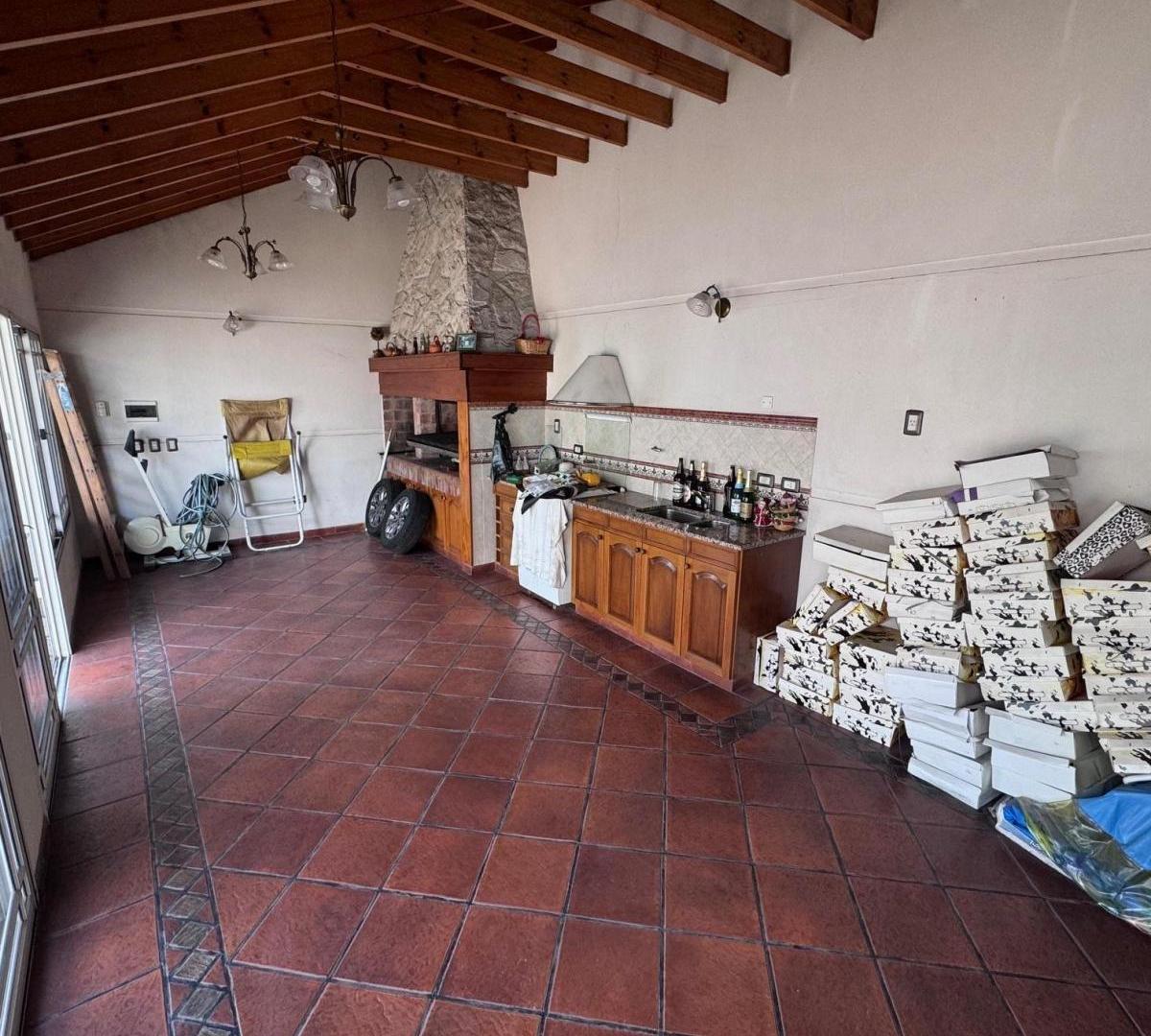 Foto de Excelente Chalet 4 Amb con Patio y Quincho, Ubicado a m de Av Yrigoyen, imagen 5