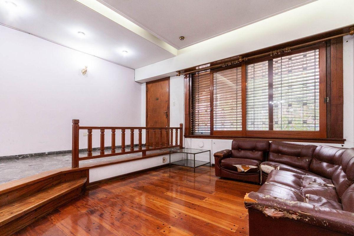 Foto de Importante Chalet 5 Ambientes en 3 Plantas con Amplio Fondo y Quincho, imagen 3