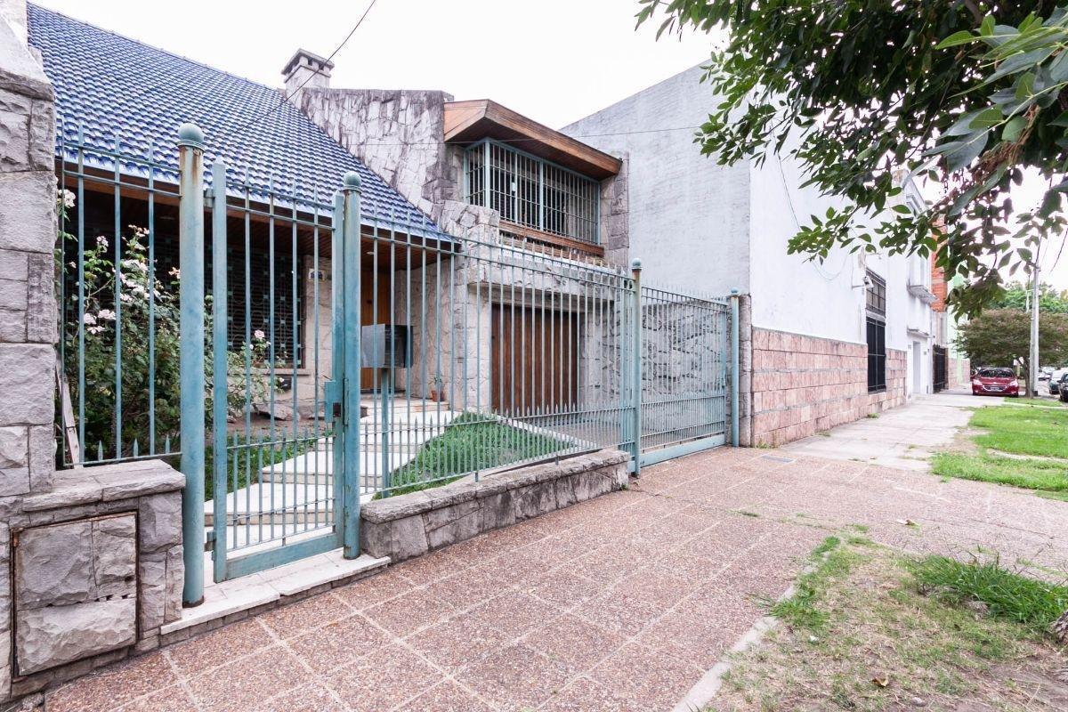 Foto de Importante Chalet 5 Ambientes en 3 Plantas con Amplio Fondo y Quincho, imagen 1