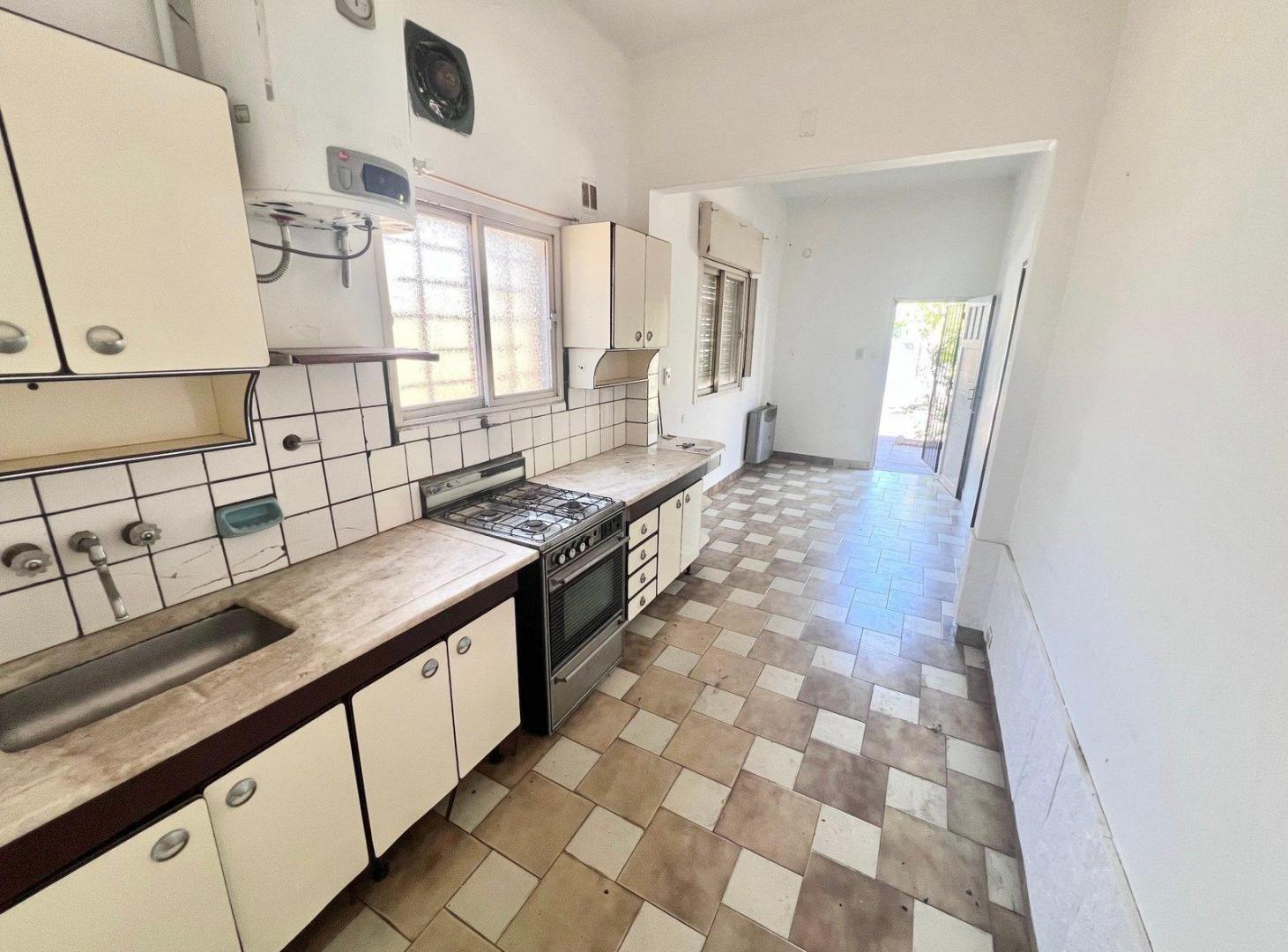 Foto de Casa 6 Ambientes Ideal 2 Familias, con Garage Para 2 Autos y 2 Baños, imagen 2