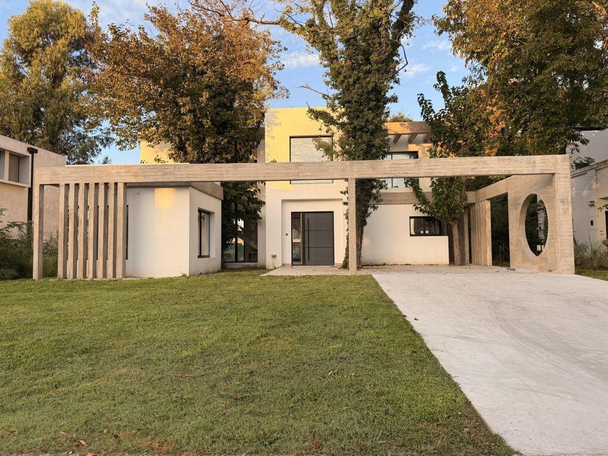 Foto de Imponente Casa 5 Ambientes a Estrenar en 2 Plantas con Piscina, imagen 1
