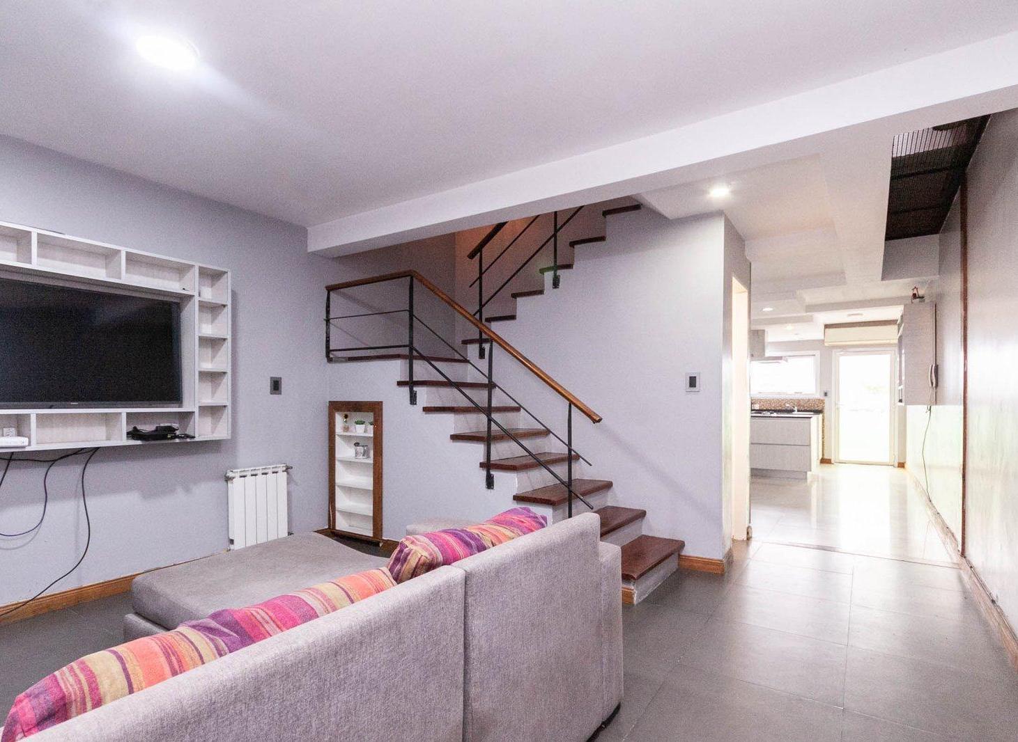 Foto de Triplex 4 Ambientes con Garage y Patio, en excelente estado y ubicación, imagen 2