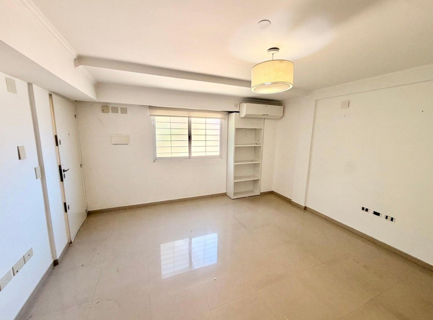 Foto de Hermoso departamento 2 ambientes con cochera y SUM, a metros de Av, imagen 2