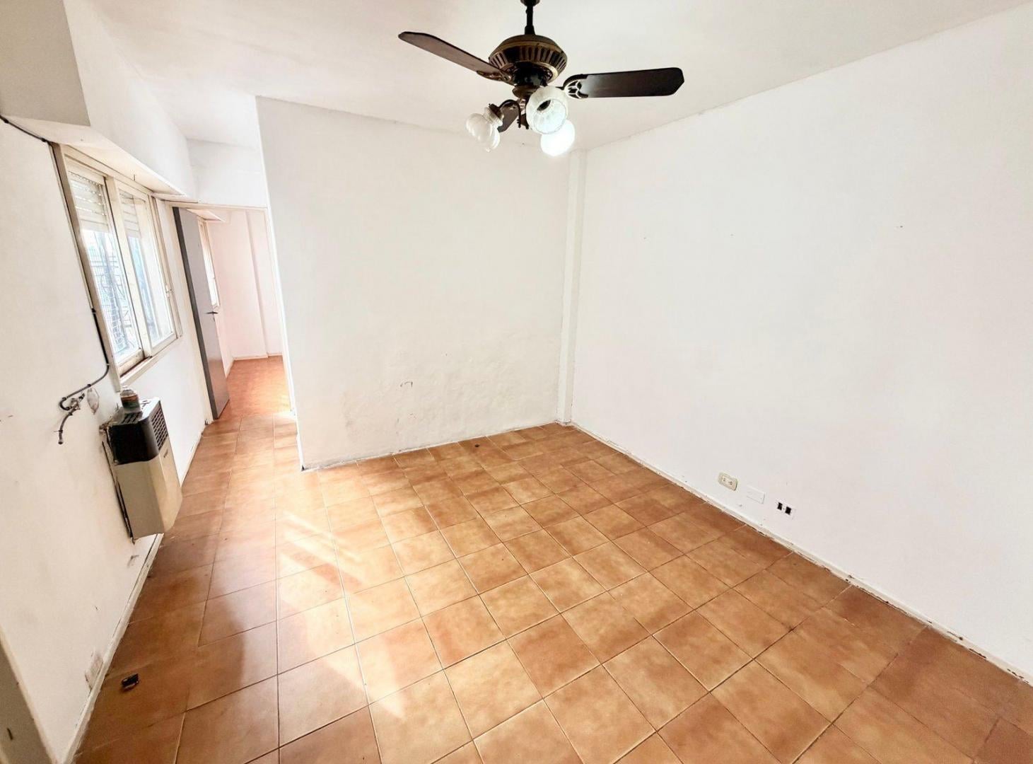 Foto de Excelente departamento 2 ambientes a metros de Av. Yrigoyen y de, imagen 1