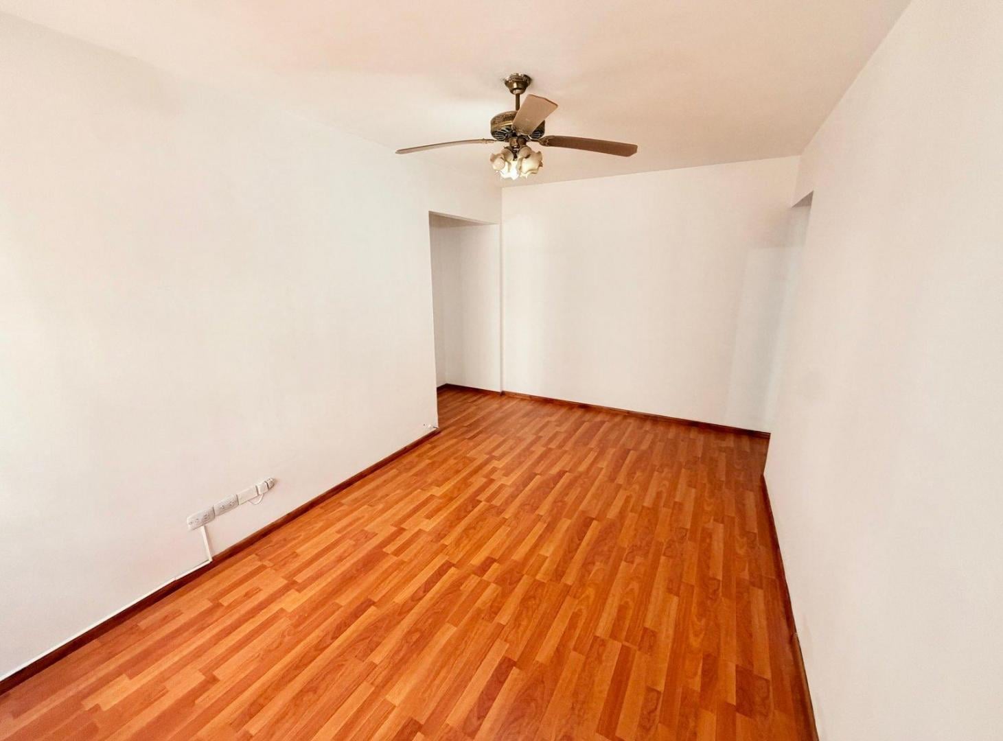 Foto de Excelente departamento 2 ambientes, a metros de Av Yrigoyen y estacion, imagen 3