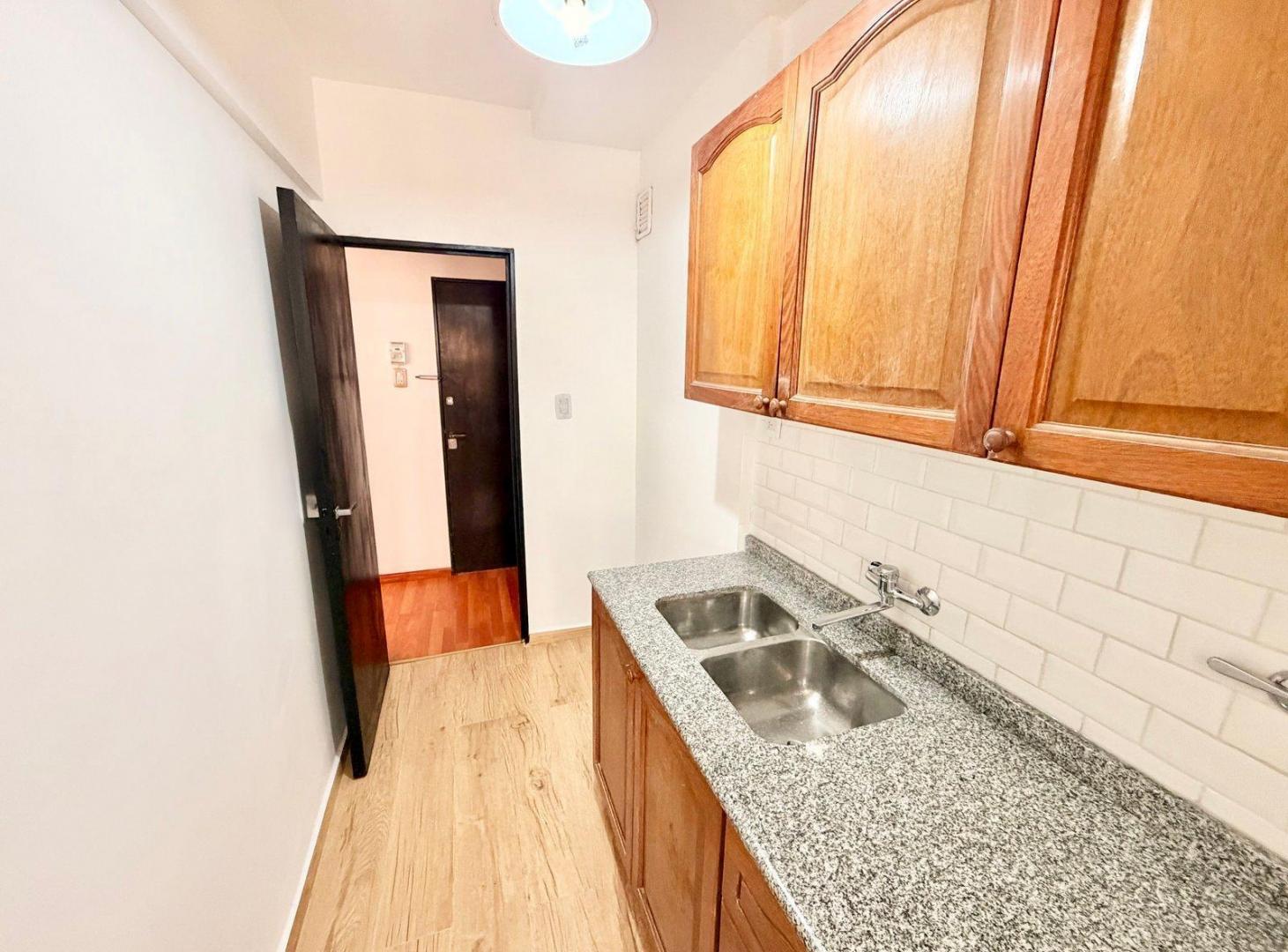 Foto de Excelente departamento 2 ambientes, a metros de Av Yrigoyen y estacion, imagen 5