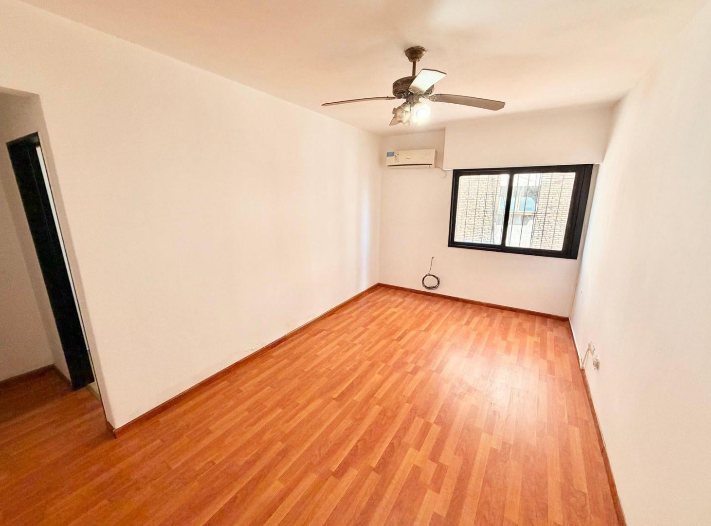 Foto de Excelente departamento 2 ambientes, a metros de Av Yrigoyen y estacion, imagen 1