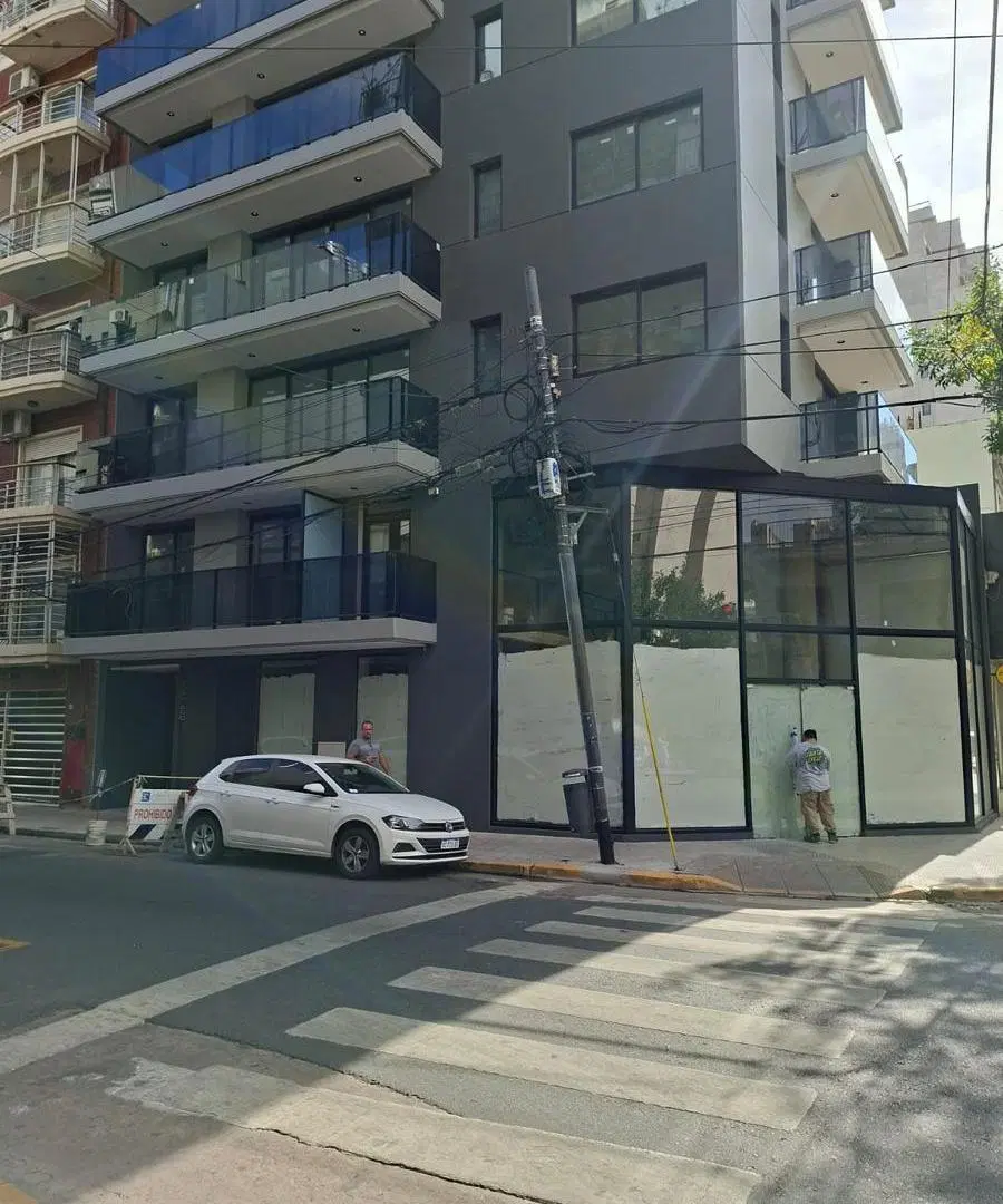 Gran Local en esquina con doble altura  a estrenar 3