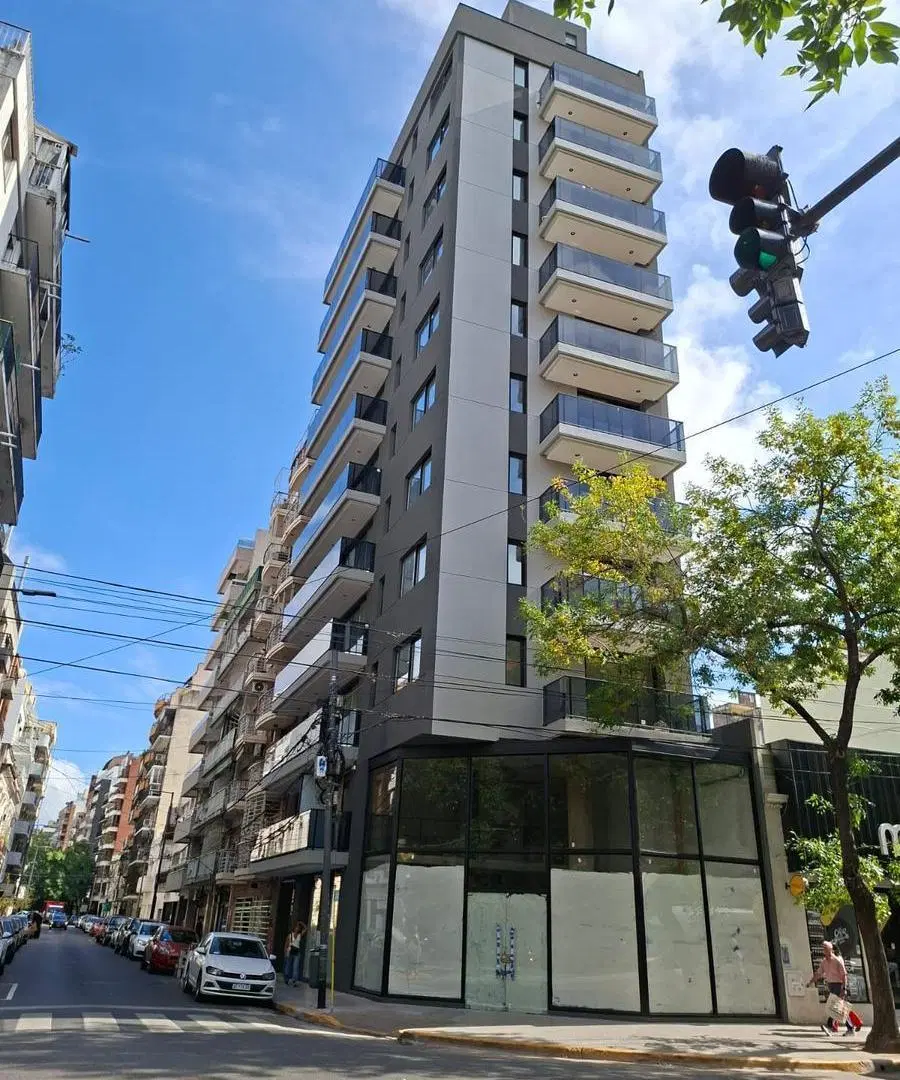 Gran Local en esquina con doble altura a estrenar 8
