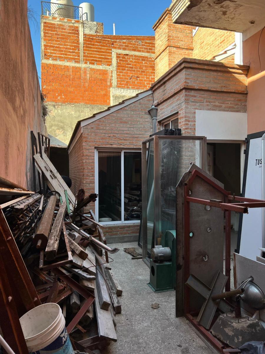 Casa en Lote Propio a Reciclar en Paternal con Jardín y Terraza - Oportunidad