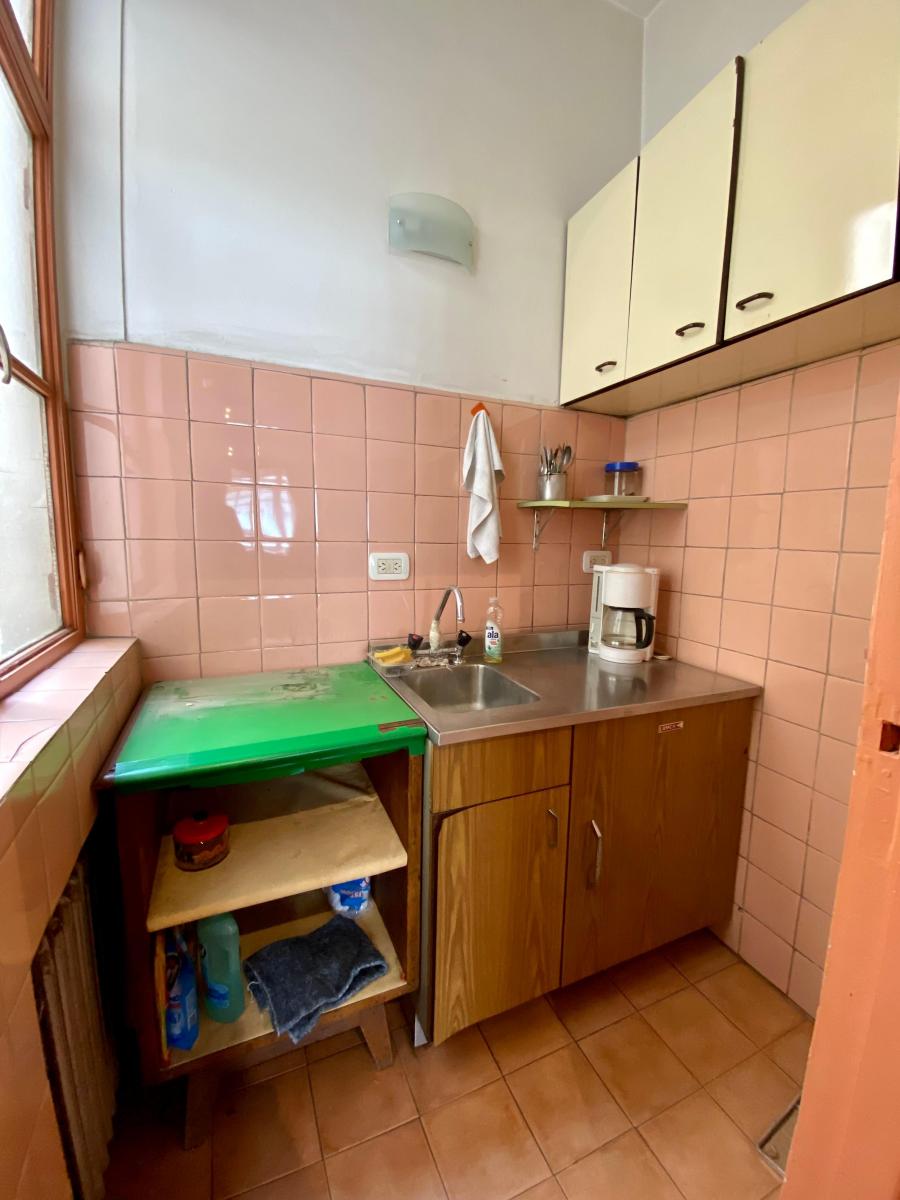 Departamento 6 Ambientes con Kitchen y Baños. Al Frente. Apto Profesional. 4