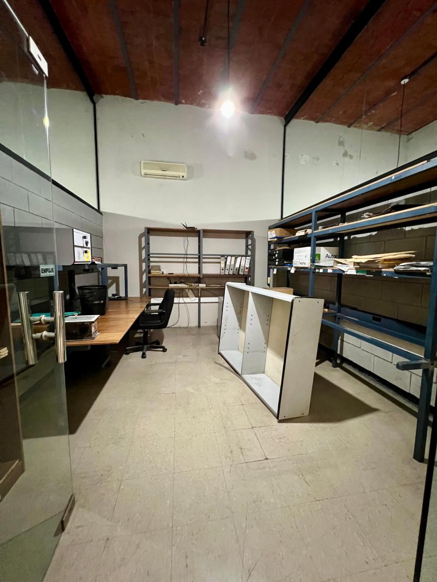 Galpón / Depósito con Oficinas en Excelente Estado Sobre Lote de 8.66x45 en Caballito. 2