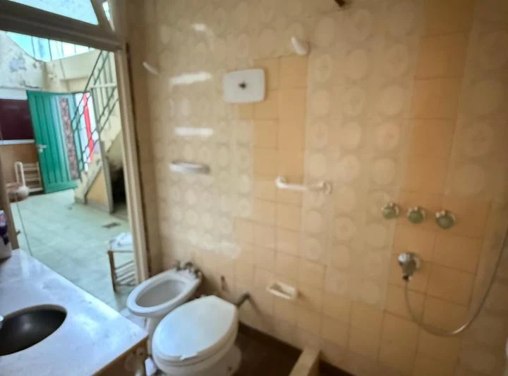 PH en Venta ,3 Ambientes + Terraza Propia sobre Av San Martin.-