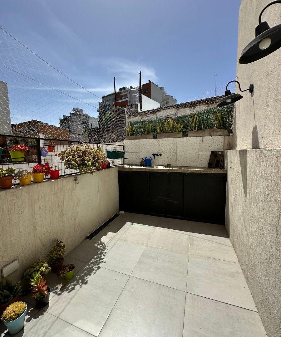 3 ambientes súper luminoso con balcón y patio – ¡Impecable y listo para mudarse!