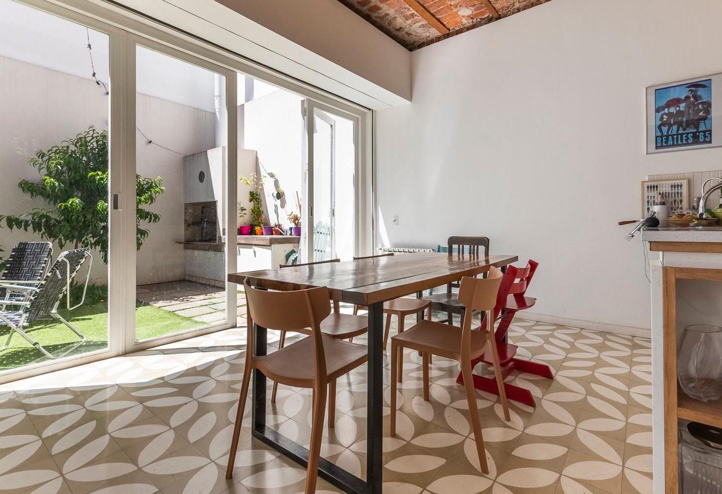 VENTA — Casa Arquitectónica 6 Ambientes con Patio, Terraza, Jardín y Cochera