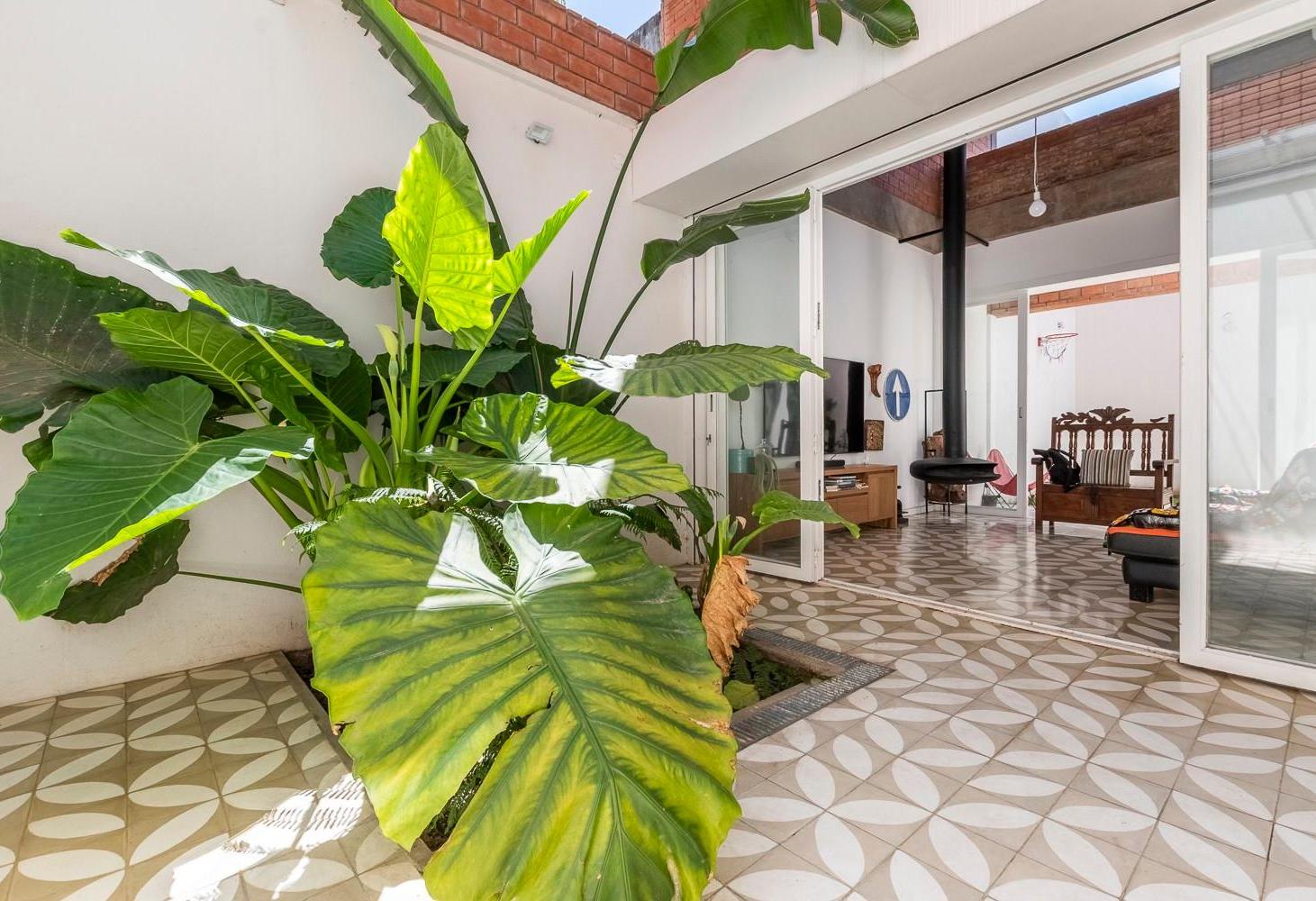 VENTA — Casa Arquitectónica 6 Ambientes con Patio, Terraza, Jardín y Cochera
