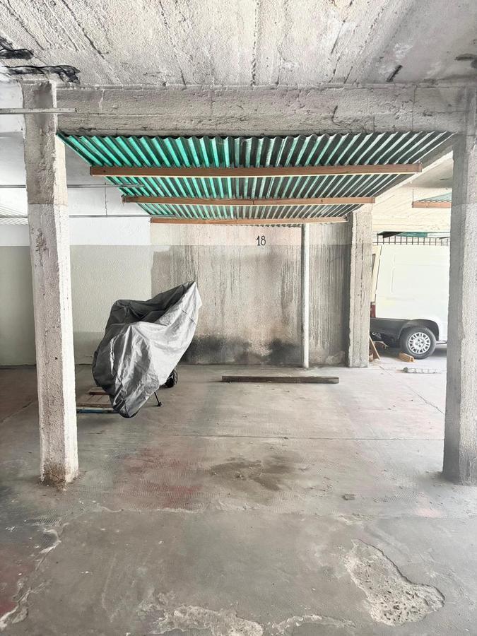 Cochera cubierta en planta baja, a metros de Av San Martin y Juan B Justo.