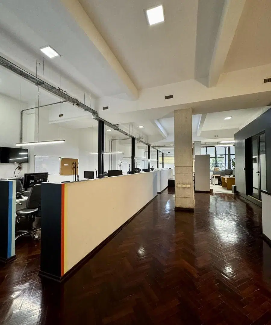 Gran Oficina Corporativa de Planta Completa – Ideal Coworking o Estudio Profesional 5