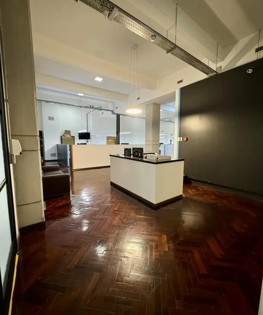 Gran Oficina Corporativa de Planta Completa – Ideal Coworking o Estudio Profesional 3