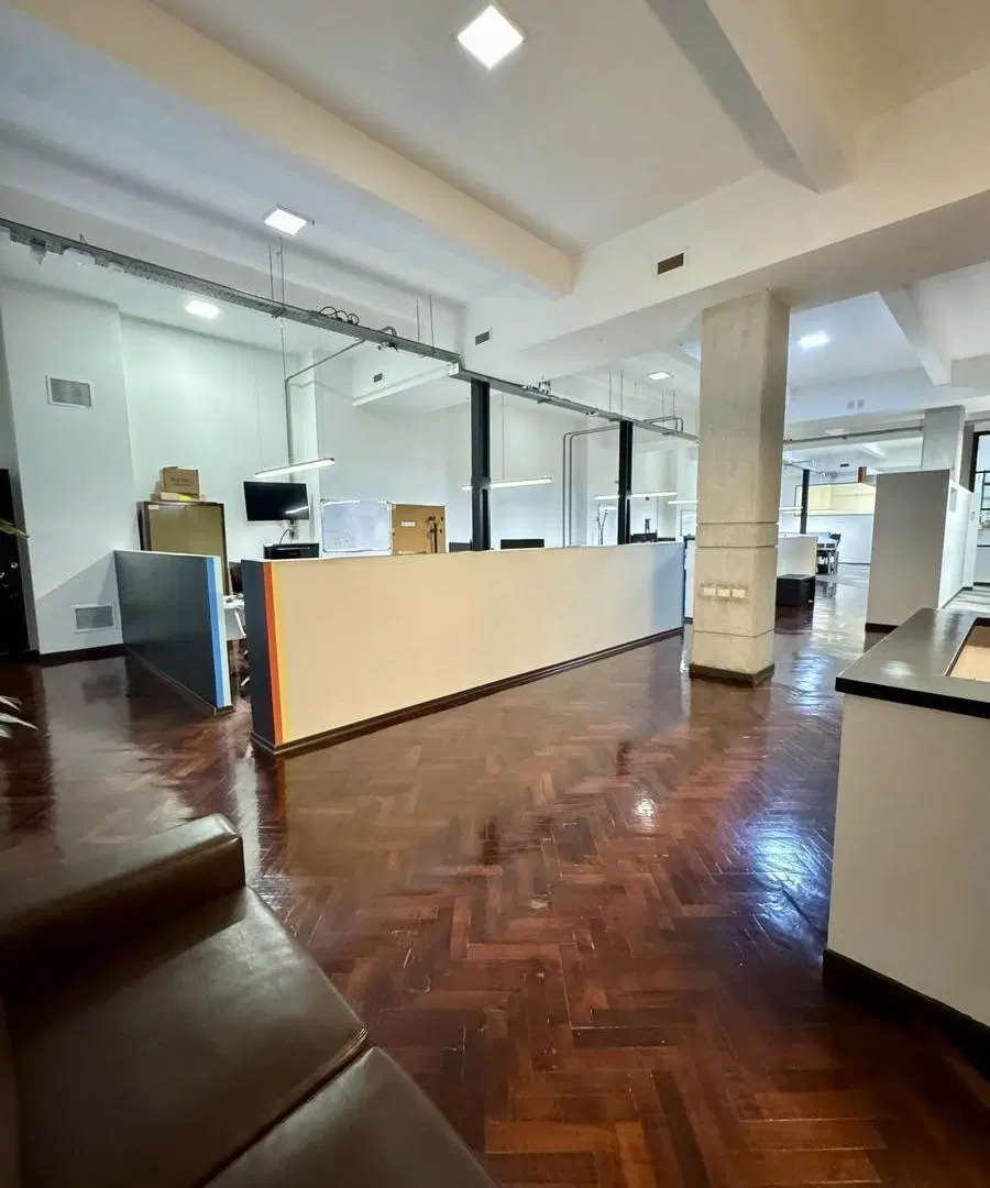 Gran Oficina Corporativa de Planta Completa – Ideal Coworking o Estudio Profesional 2