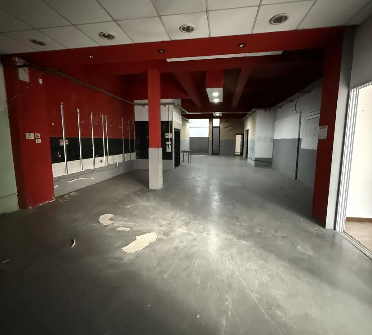 LOCAL COMERCIAL EN ALQUILER SOBRE AV. WARNES al 900 2