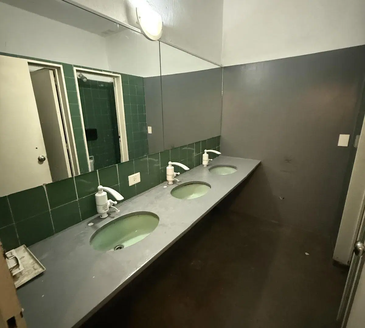 LOCAL COMERCIAL EN ALQUILER SOBRE AV. WARNES al 900 4