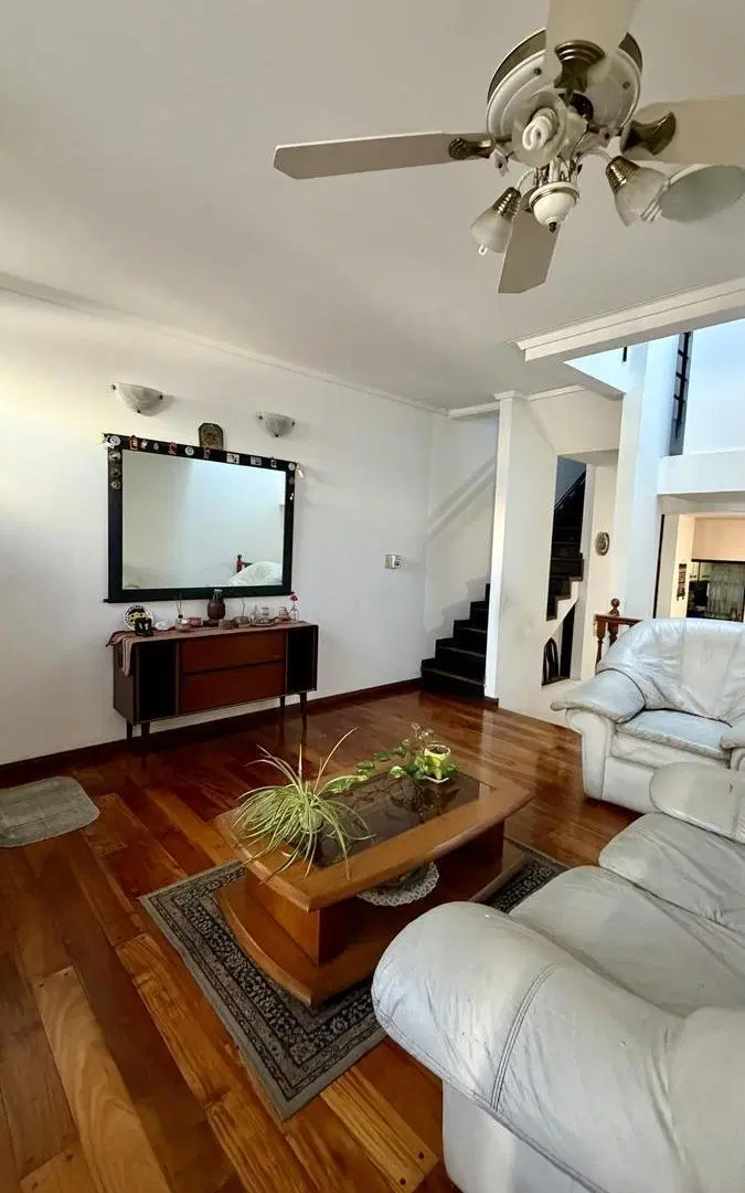 Exclusivo Triplex de 4 Ambientes con Cochera y Gran Jardín – 206 m² Totales 5