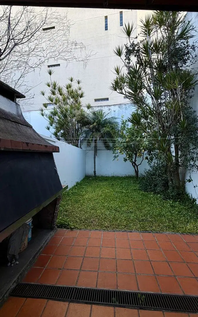 Exclusivo Triplex de 4 Ambientes con Cochera y Gran Jardín – 206 m² Totales 4