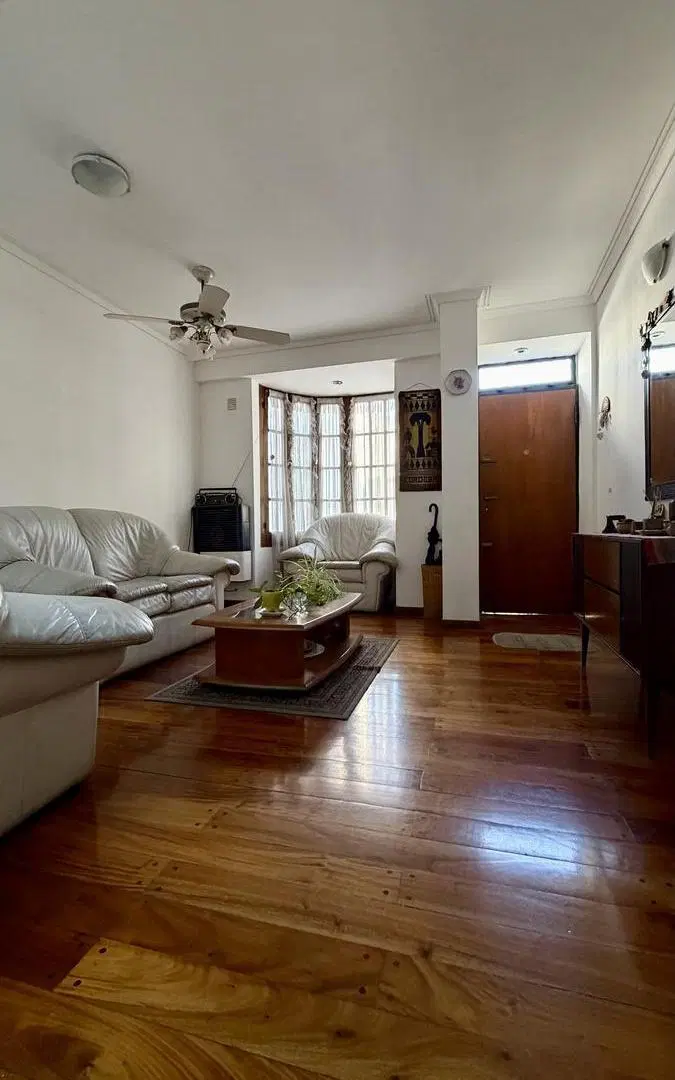 Exclusivo Triplex de 4 Ambientes con Cochera y Gran Jardín – 206 m² Totales 3