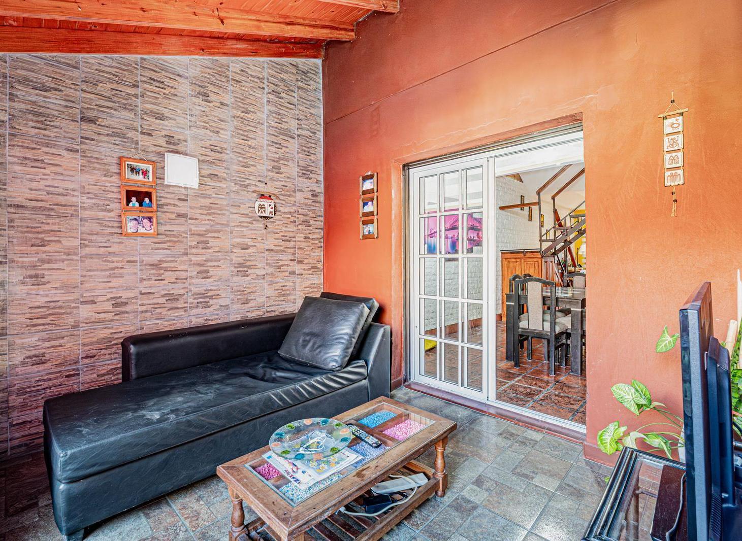 Foto de Casa 4 Amb con Jardín, Pileta, Quincho, imagen 3
