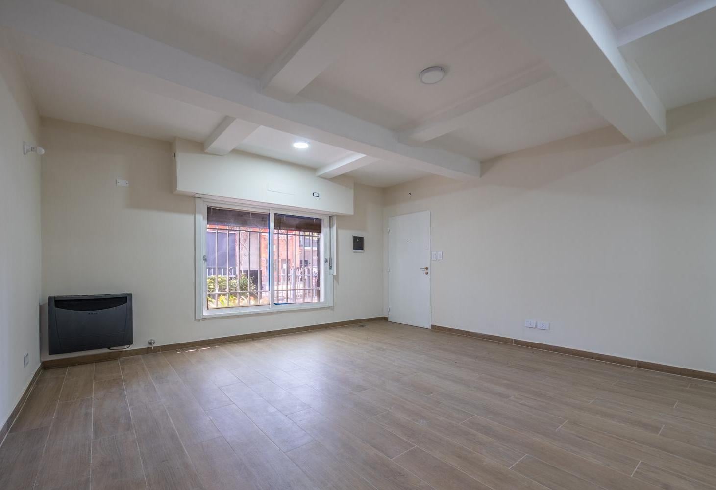 Foto de Casa reciclada a nuevo con pileta, quincho, garage, imagen 2
