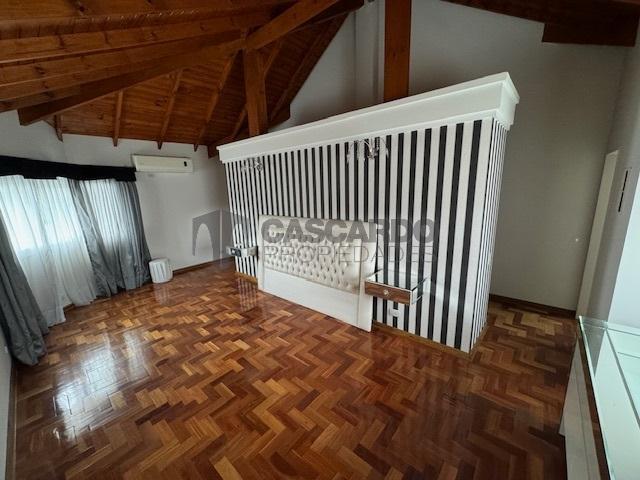 Chalet de 6 ambientes con piscina de Categoría. El Lauquen Club de Campo